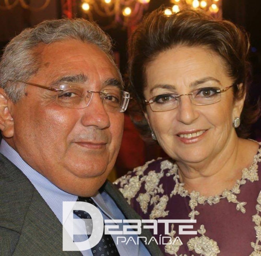 M&eacute;dico Dr. Ric&eacute;lio ao lado de Santa oliveira. (Foto: Reprodu&ccedil;&atilde;o).