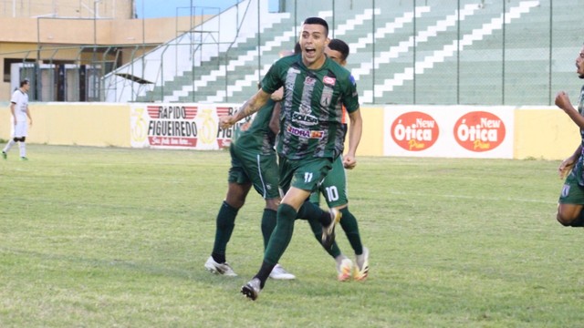 Dentinho comemora gol da vitória sobre o Treze (Foto: Jefferson Emmanuel / Sousa)