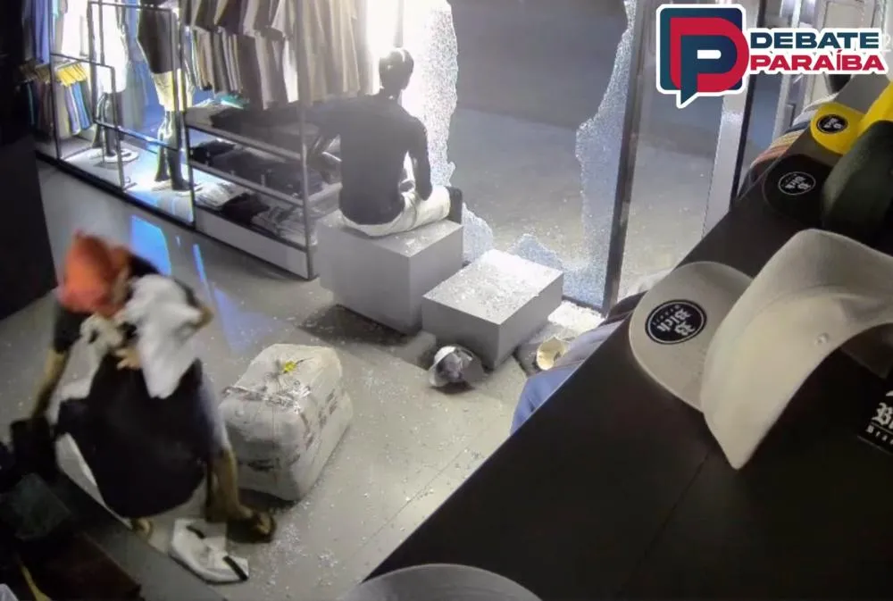 Criminosos quebram vidraça e praticam furto em loja de roupas durante a madrugada, em Sousa