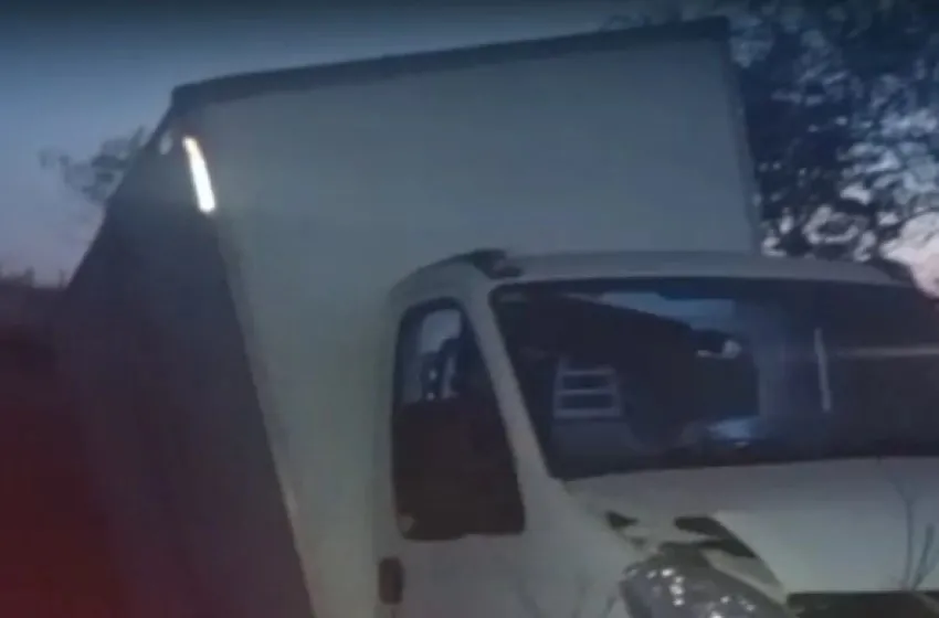 De acordo com as informações apuradas, um caminhão baú utilizado no transporte de mercadorias saiu da pista após o motorista perder o controle da direção. (Foto: Reprodução).
