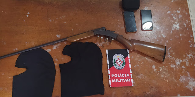 Os indivíduos e a arma apreendida foram conduzidos à delegacia de Polícia Civil para serem adotados os procedimentos que manda a Lei (Foto: Divulgação PMPB)