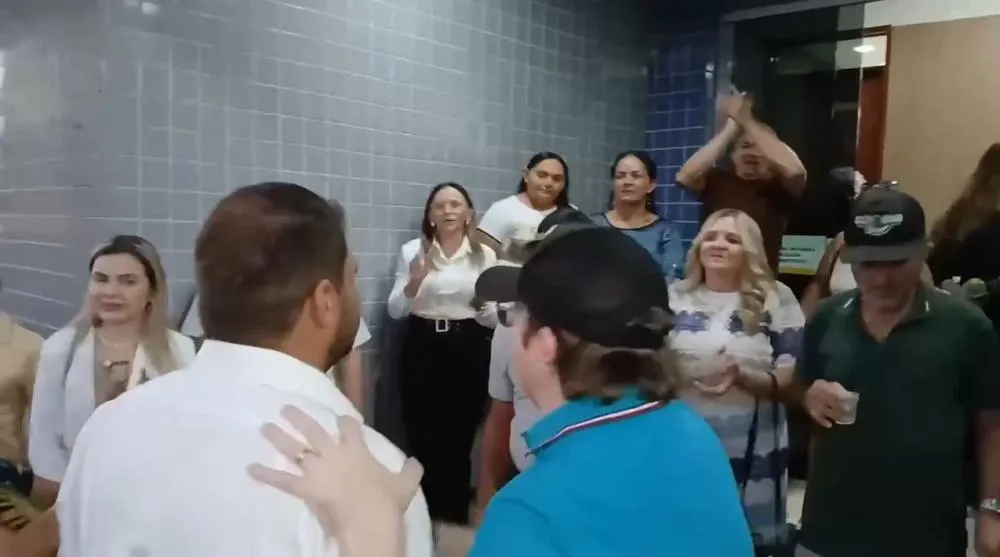 A sessão marcada para dar posse a Victor Rabelo terminou sem o ato; ausência de parte da base governista alimentou questionamentos nos bastidores do Legislativo. (Foto: Reprodução).