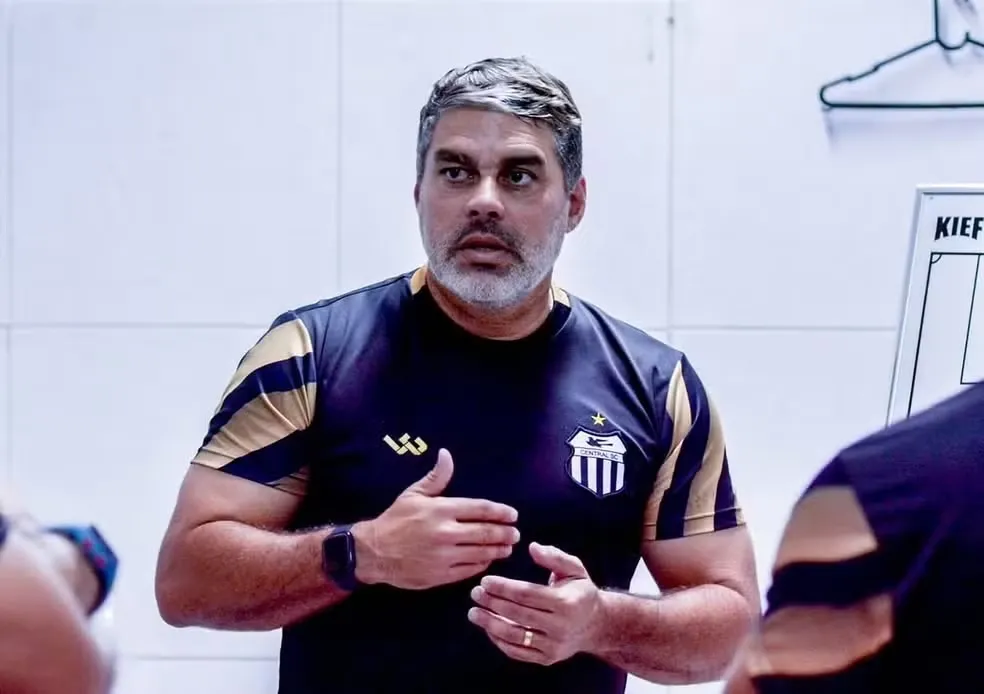 Sousa Esporte Clube confirma retorno de Leandro Sena ao comando técnico do Dinossauro
