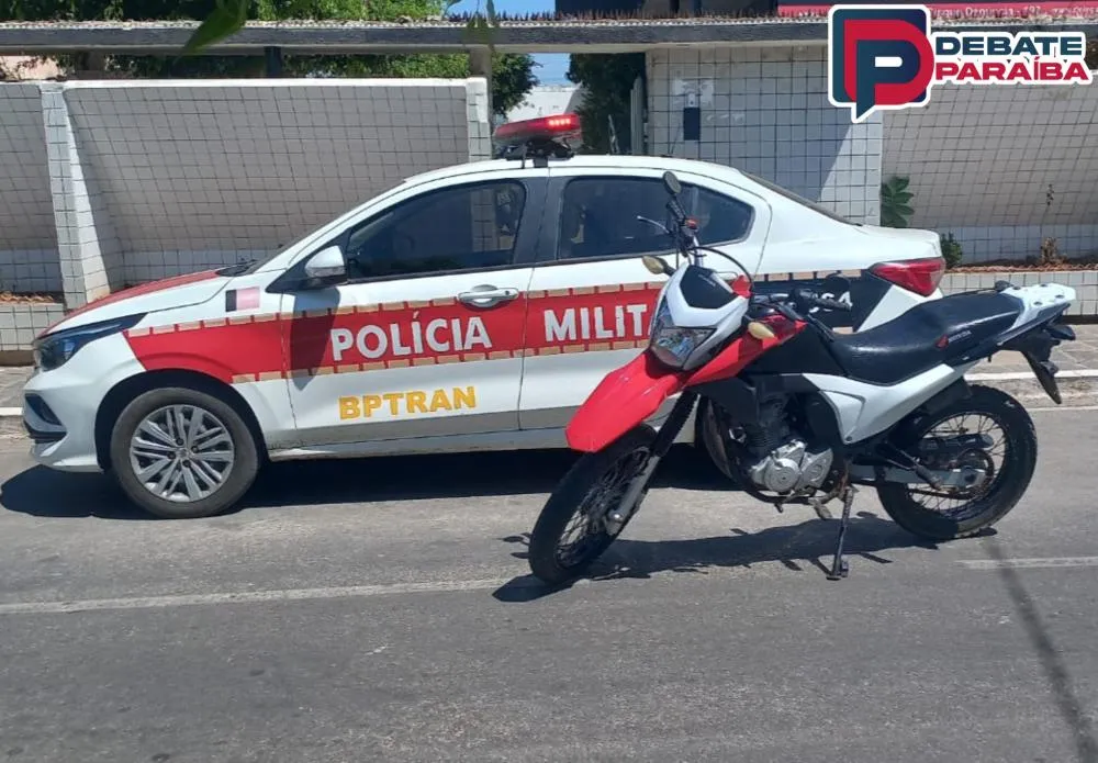 Policiais militares da 5ª CPRV/BPTran apreendem motocicleta adulterada após averiguação, no município de Sousa
