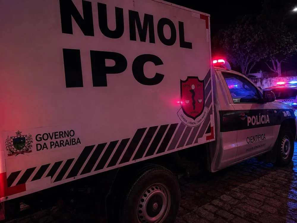 Após os primeiros levantamentos realizados no imóvel, o corpo foi encaminhado ao Núcleo de Medicina e Odontologia Legal (NUMOL), em Cajazeiras. (Foto: Reprodução).