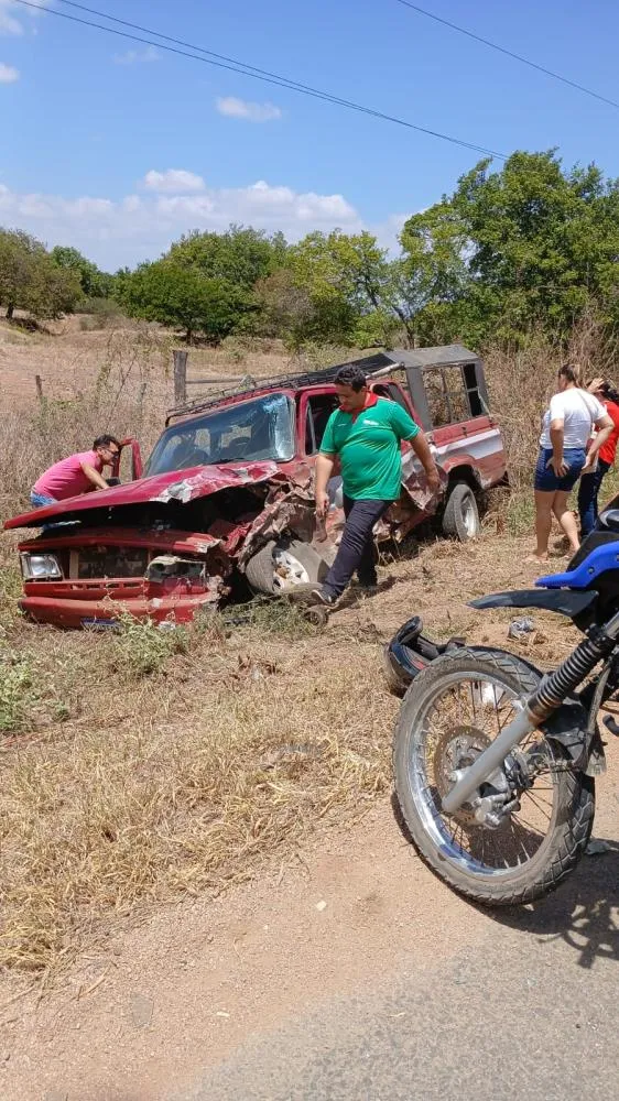  Durante a manobra, o veículo acabou colidindo frontalmente com o carro de transporte de passageiros. (Foto: Reprodução).