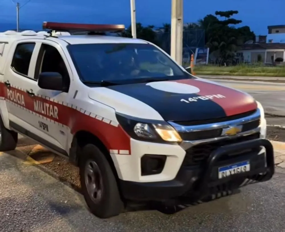 Posteriormente, o acusado Geraldo Pinheiro de Farias e os objetos recuperados foram encaminhados à delegacia de Polícia Civil (Foto: Reprodução)
