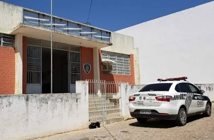 Grupo armado invade residência para matar homem, que escapa pulando de laje em Uiraúna