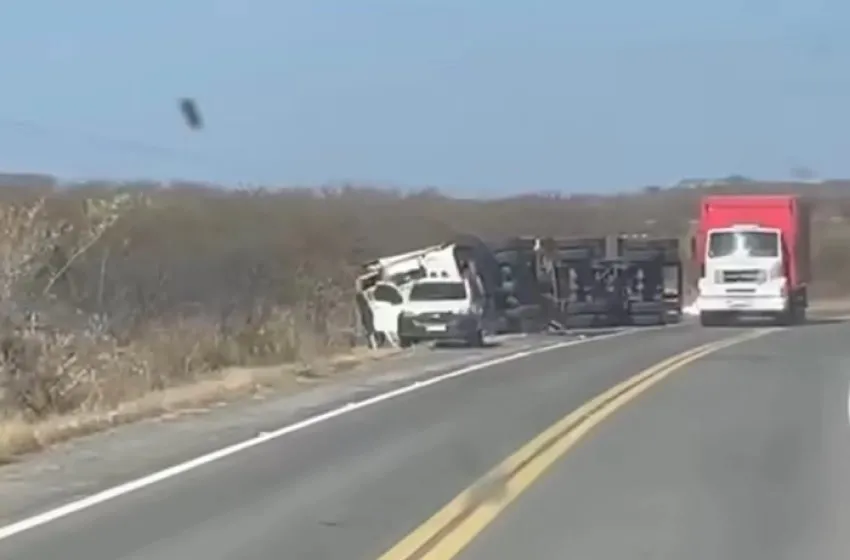 O acidente chama a atenção para as condições de segurança no local, já que este foi o segundo tombamento de caminhão registrado no mesmo ponto da rodovia em menos de 24 horas. (Foto: Reprodução).