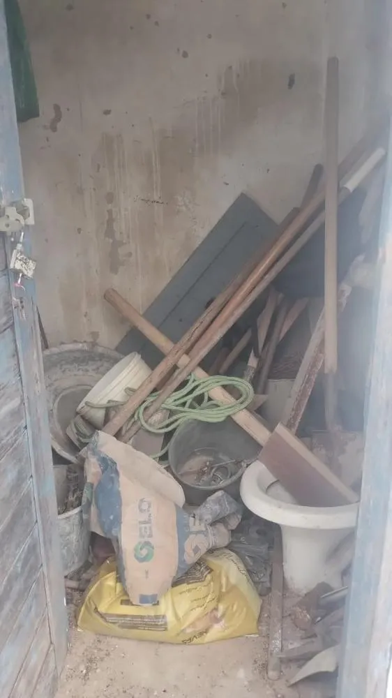 Espaço, que deveria atender funcionários e visitantes, estaria sendo utilizado para armazenar materiais; oposição pede providências à gestão municipal. (Foto: reprodução).