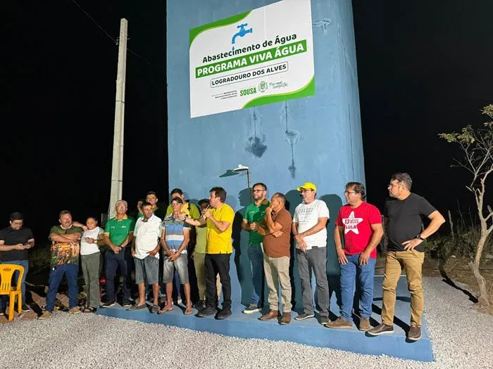 Na oportunidade, o prefeito de Sousa, Helder Carvalho, esteve presente ao lado de secretários municipais e de moradores da comunidade, acompanhando a entrega do sistema. (Foto: Reprodução).