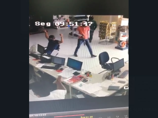 Câmeras de segurança registraram a ação dos meliantes que durou poucos minutos (Foto: Reprodução)