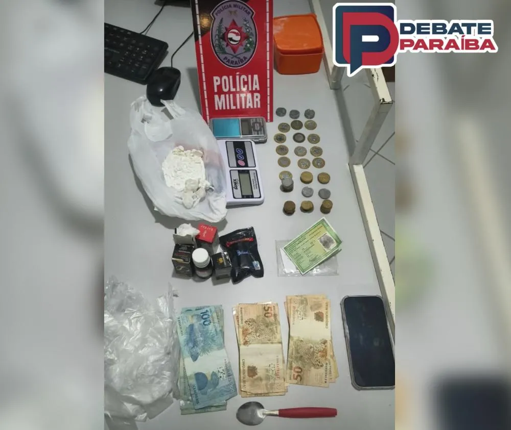 A acusada e todo o material apreendido foram apresentados na delegacia de Polícia Civil (Foto: Reprodução)