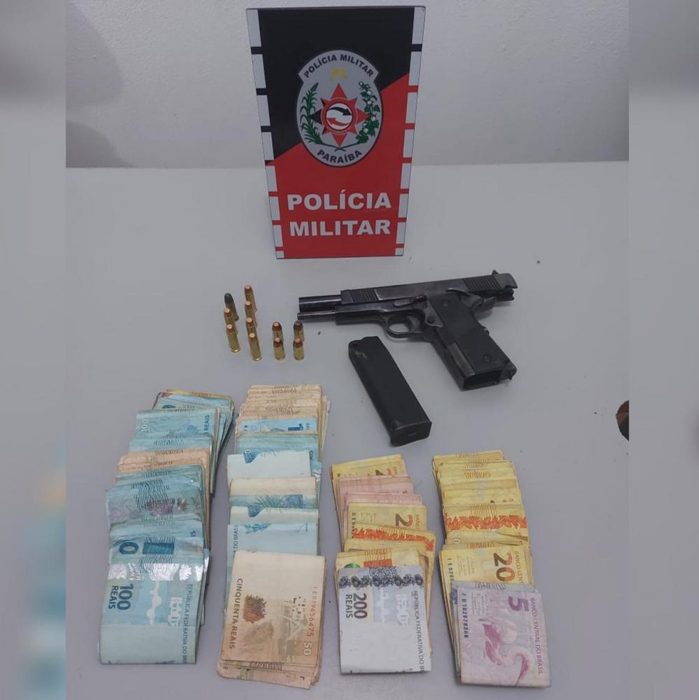 Todos os objetos apreendidos foram encaminhados à Delegacia de Policia Civil para realização dos procedimentos necessários (Foto: Divulgação PMPB)