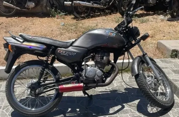 Motocicleta com restrição de roubo é recuperada em ação realizada pela Força Tática, na cidade de Pombal