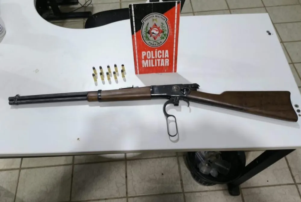 O homem foi preso e conduzido à Delegacia de Polícia Civil de Catolé do Rocha, juntamente com a arma e as munições apreendidas, para os procedimentos cabíveis (Foto: Reprodução)