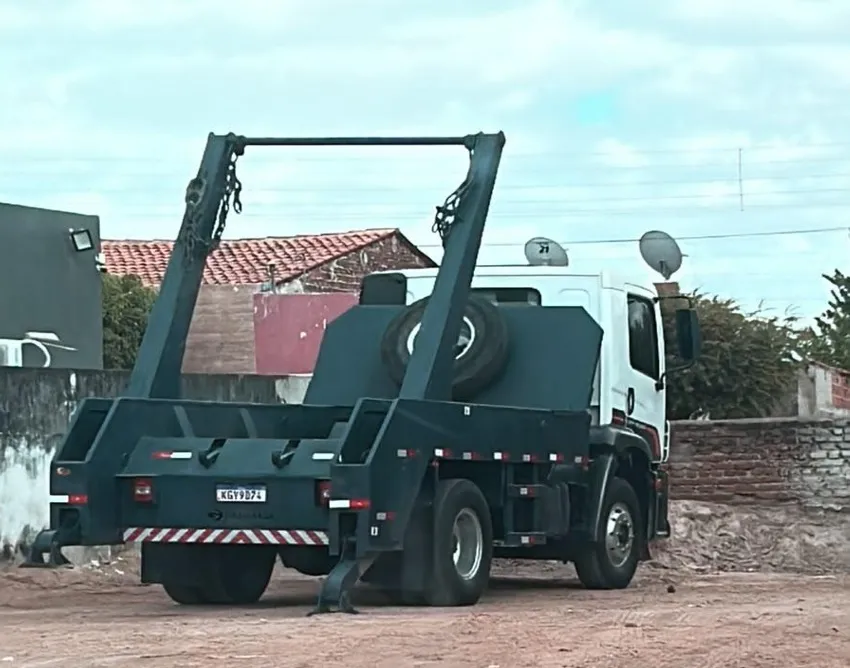 A representação também menciona fotografias de um veículo indicado como locado e que aparece estacionado na garagem municipal. (Foto: Reprodução).
