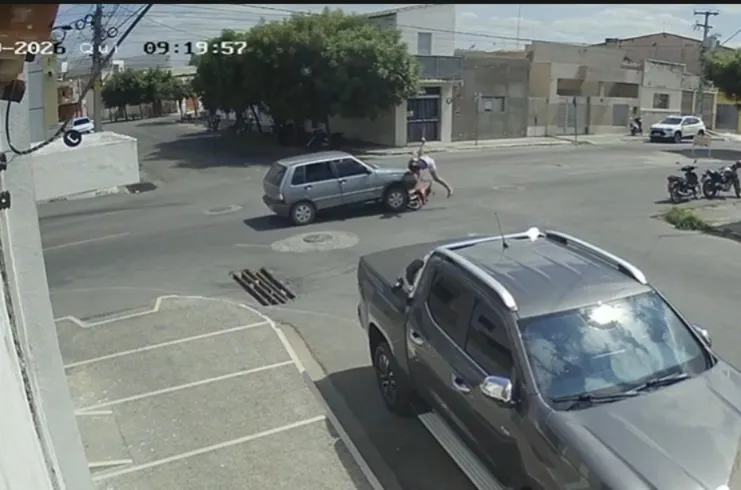 Jovem fica ferida após acidente envolvendo carro e moto, no centro da cidade de Sousa