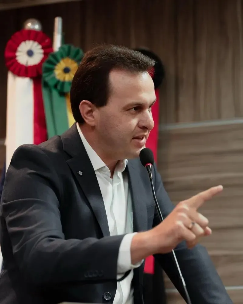 A proximidade entre os acontecimentos levanta questionamentos sobre os motivos da decisão administrativa. (Foto: Reprodução).