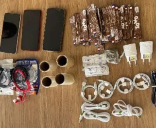 Ao término da ação policial, os suspeitos e todo o material apreendido foram apresentados na delegacia de Polícia Civil (Foto: Reprodução)