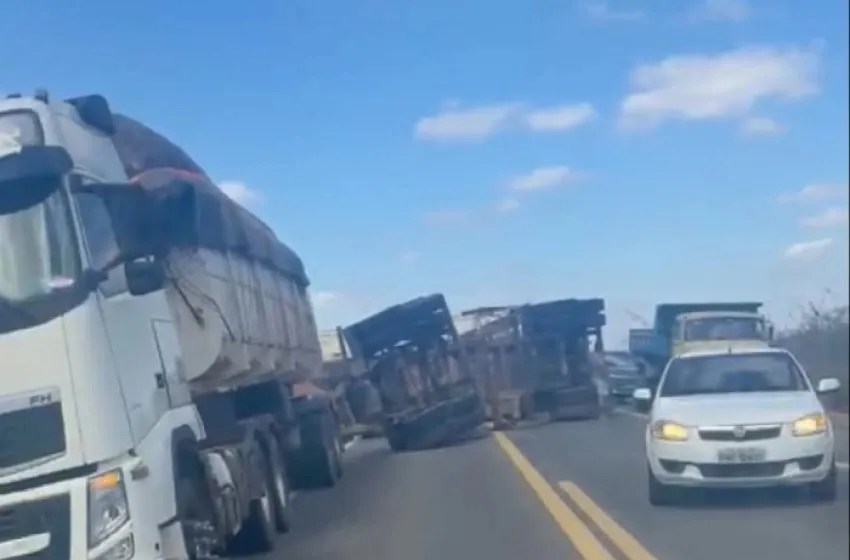 O acidente ocorreu no km 439 da rodovia federal; não houve registro de feridos e o trânsito está fluindo pelo acostamento. (Foto: Reprodução).