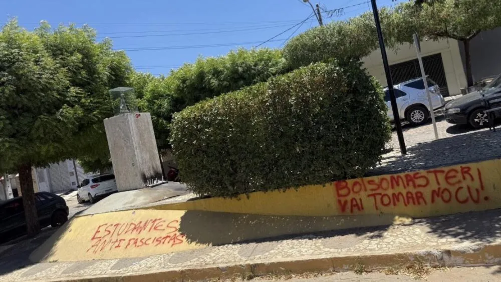 As imagens registradas mostram como a polarização política também se manifesta por meio de mensagens e inscrições em espaços compartilhados pela população. (Foto: reprodução).