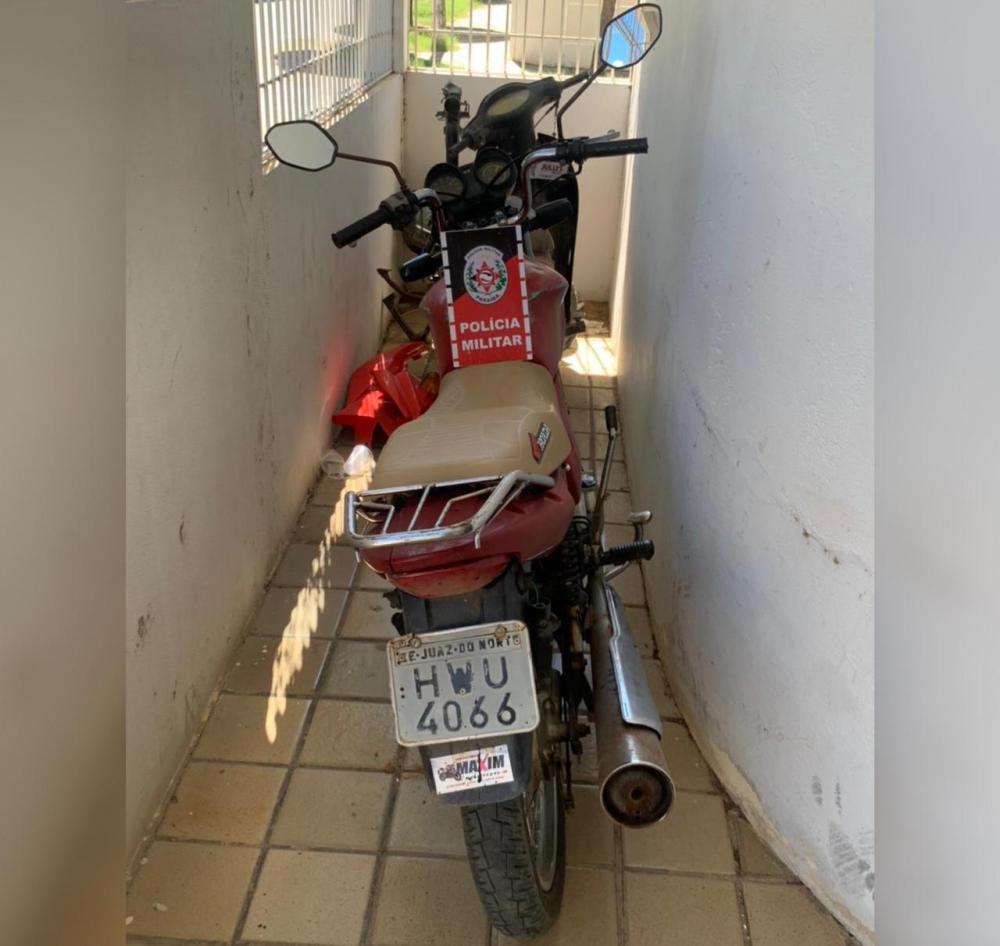 O veículo foi levado à delegacia de Polícia Civil de São Bento para serem adotadas as medidas cabíveis (Foto: Divulgação PMPB)