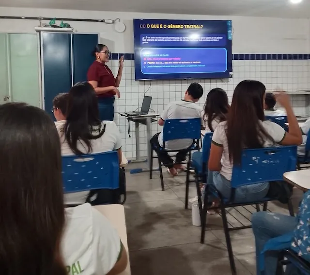 Na Escola Municipal Sinhá Gadelha, por exemplo, os aparelhos já estão sendo utilizados na Oficina do Gênero Teatral, com foco na dramatização. (Foto: reprodução).