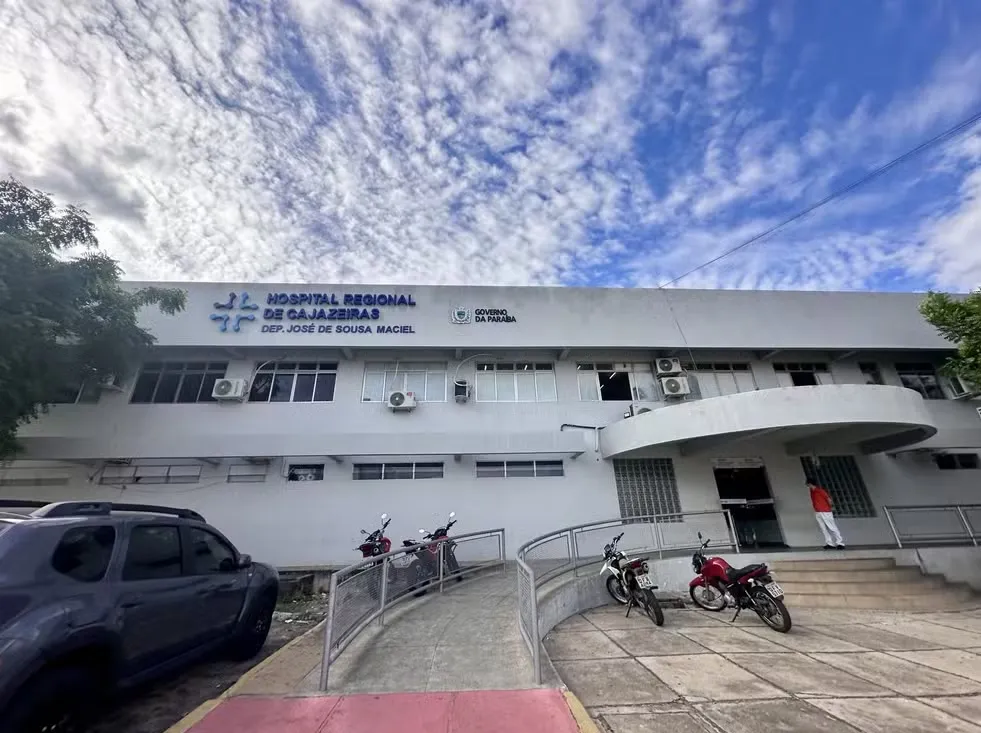 A vítima de 51 anos foi socorrida pelo SAMU e passou por procedimento cirúrgico no Hospital Regional de Cajazeiras; suspeito não havia sido localizado pela Polícia Militar. (Foto: Reprodução).