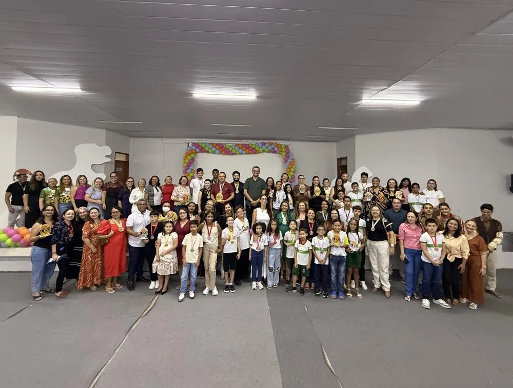 A solenidade contou com a presença da secretária municipal de Educação, Bruna Veras, além de representantes das equipes escolares e da comunidade educacional. (Foto: Reprodução).