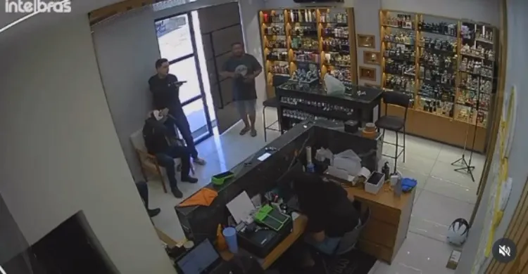 O suspeito foi localizado menos de 24 horas após o crime; dois relógios apontados como produtos do roubo foram apreendidos. (Foto: Reprodução).