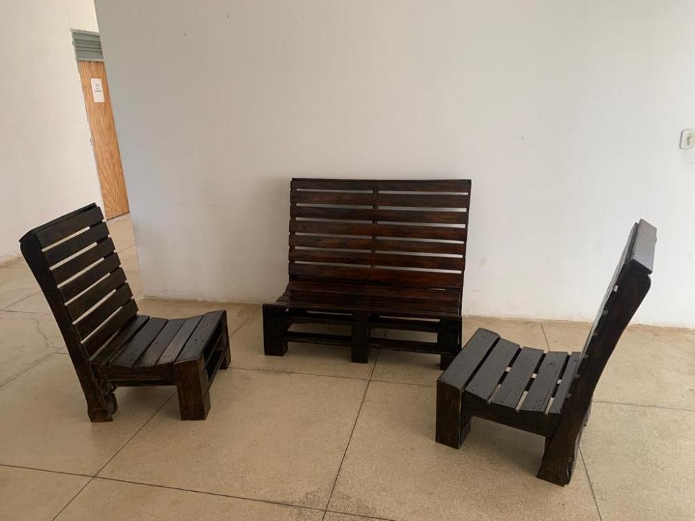 Dentre as peças produzidas estão cadeiras, bancos rústicos e diversos modelos de adegas (Foto: Reprodução)