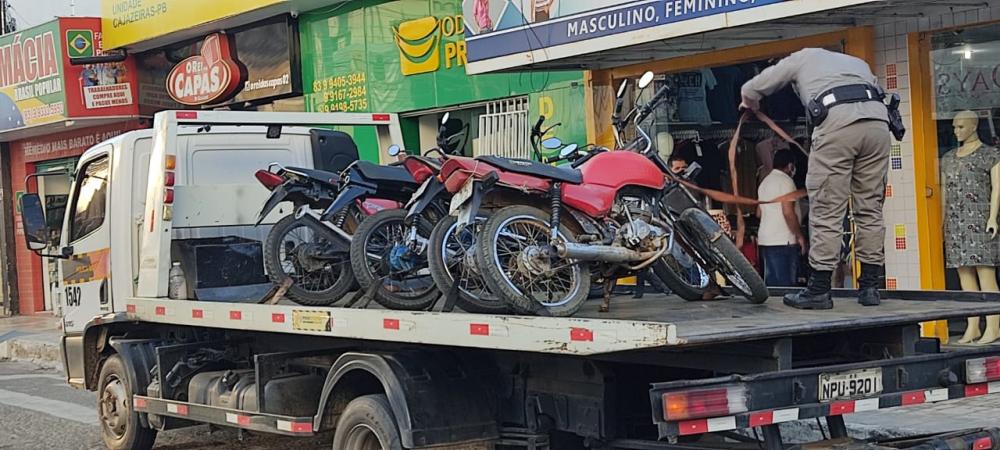 Cerca de 16 motocicletas foram recolhidas nas duas cidades por estarem em situações irregulares (Foto: Divulgação PMPB)