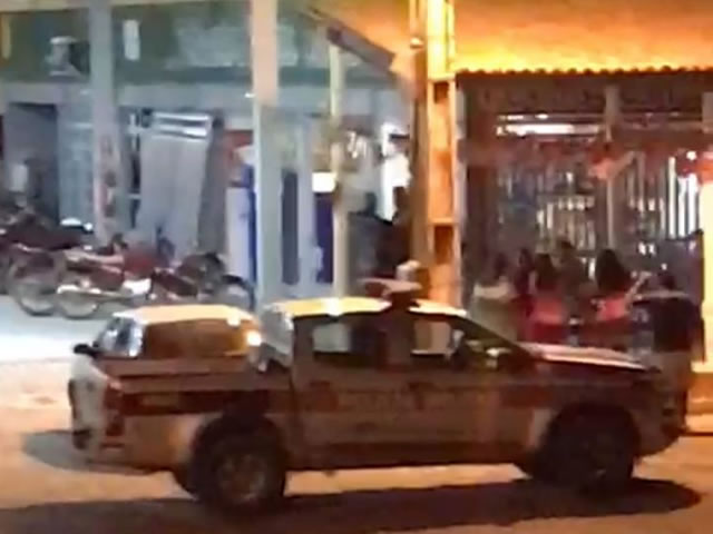 No local, o dono do estabelecimento estava realizando a venda de bebidas de forma presencial (Foto: Reprodução)
