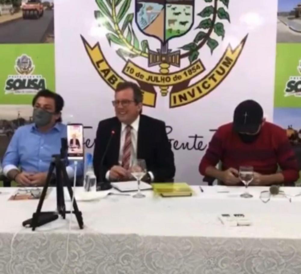 Um vídeo, gravado durante a coletiva, viralizou e circula nos grupos de WhatsApp e redes sociais. (Foto: Reprodução).
