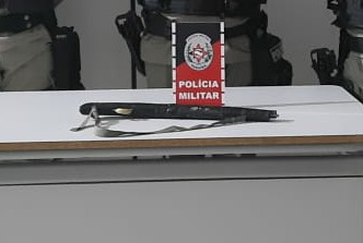 A arma foi levada à delegacia de Polícia Civil para serem adotadas as medidas que manda a Lei (Foto: Reprodução)