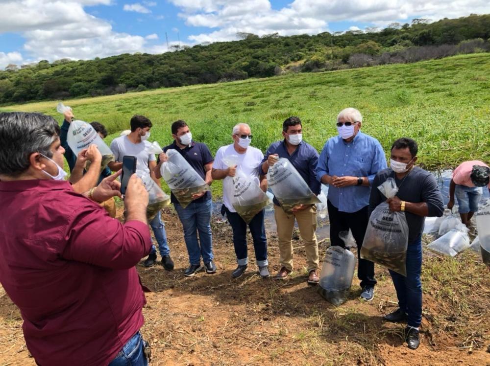 Encontro entre membros da Prefeitura de Marizópolis e o Secretário de Agricultura da Paraíba, Efraim Morais (Foto: Divulgação)