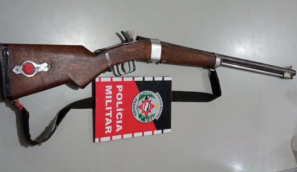 No interior do imóvel os policiais encontraram a arma de fogo, que foi apreendida e levada à delegacia de Polícia Civil de Catolé do Rocha (Foto: Divulgação PMPB)