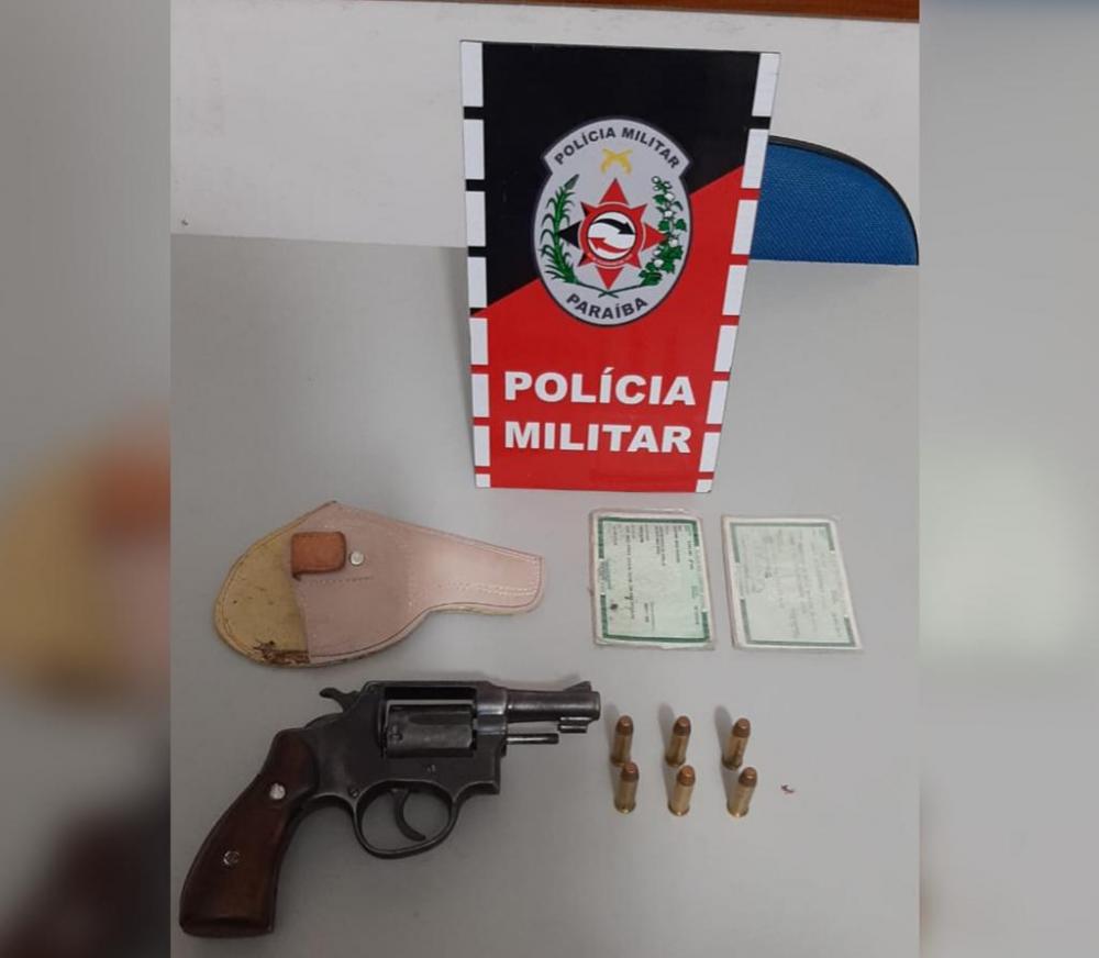 Os suspeitos e o material apreendido foram encaminhados à Delegacia de Policia Civil para realização dos procedimentos necessários (Foto: Divulgação PMPB)