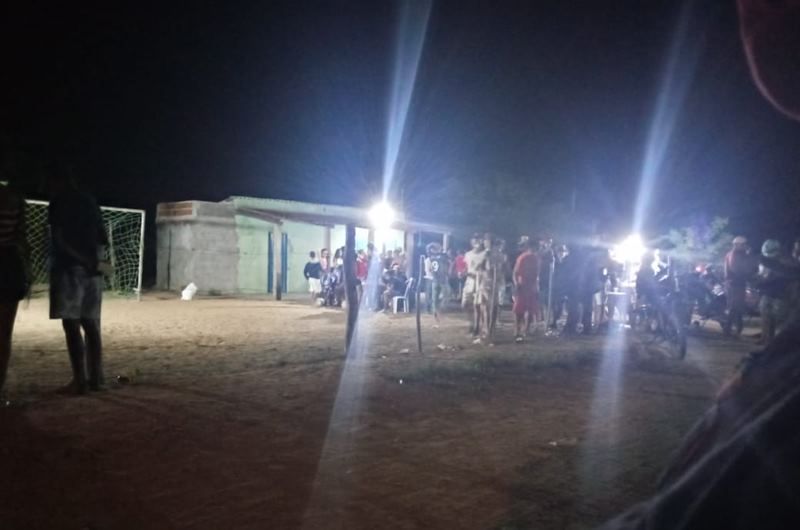 Pessoas estavam sem máscara e desrespeitando o distanciamento social (Foto: Reprodução)