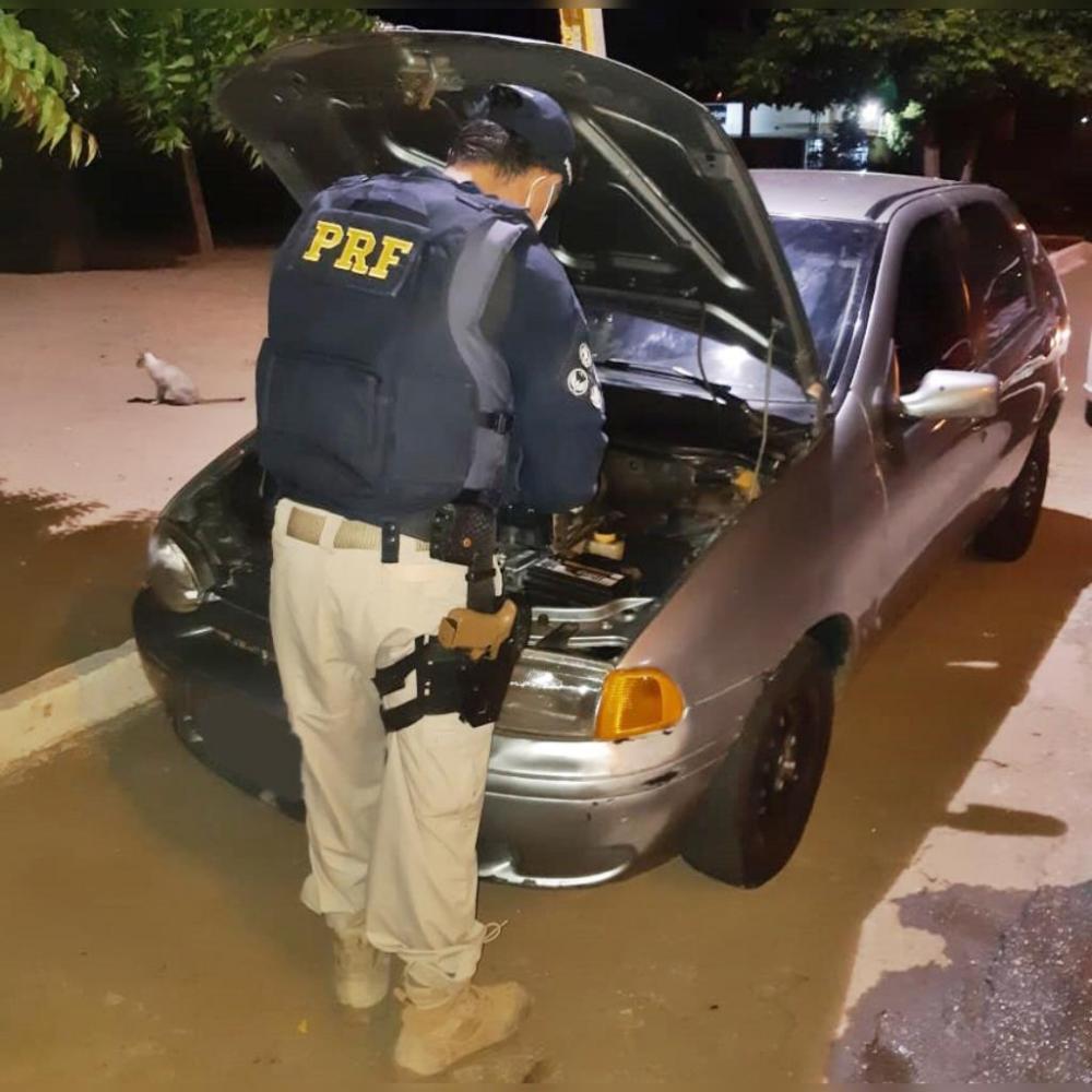 O carro apreendido e os suspeitos foram encaminhados à delegacia de Polícia Civil para dar continuidade ao procedimento policial (Foto: Reprodução)
