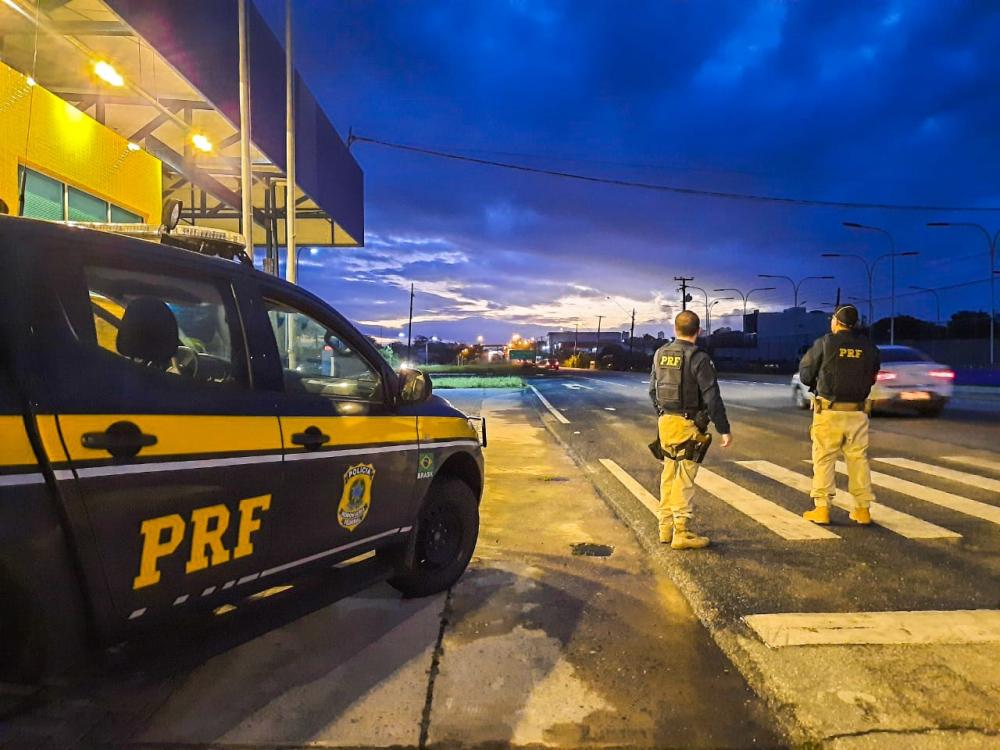 Ação segue até domingo (6), para prevenir e reduzir gravidade de acidentes nas vias federais e garantir a segurança dos que trafegam nas rodovias (Foto: Divulgação PRF)