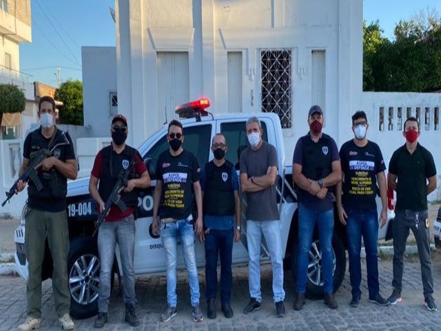 Três mulheres que estavam nas casas no momento da ação foram conduzidas à delegacia de Polícia Civil juntamente com o material apreendido (Foto: Reprodução)
