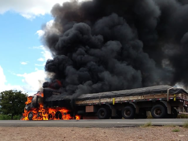 Vídeo: Carreta carregada de sal pega fogo na BR-405 no município de São João do Rio do Peixe; Corpo de Bombeiros foi acionado