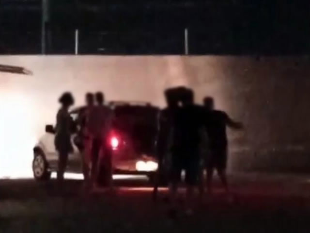 Conforme mostra as imagens de vídeos gravados por um pessoa, os jovens trocaram agressões e inclusive chegaram a ir ao chão (Foto: Reprodução Redes Sociais)
