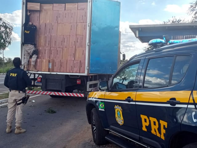Vídeos: Agentes da PRF apreendem carga de cigarros contrabandeados avaliada em 2 milhões de reais em Cajazeiras