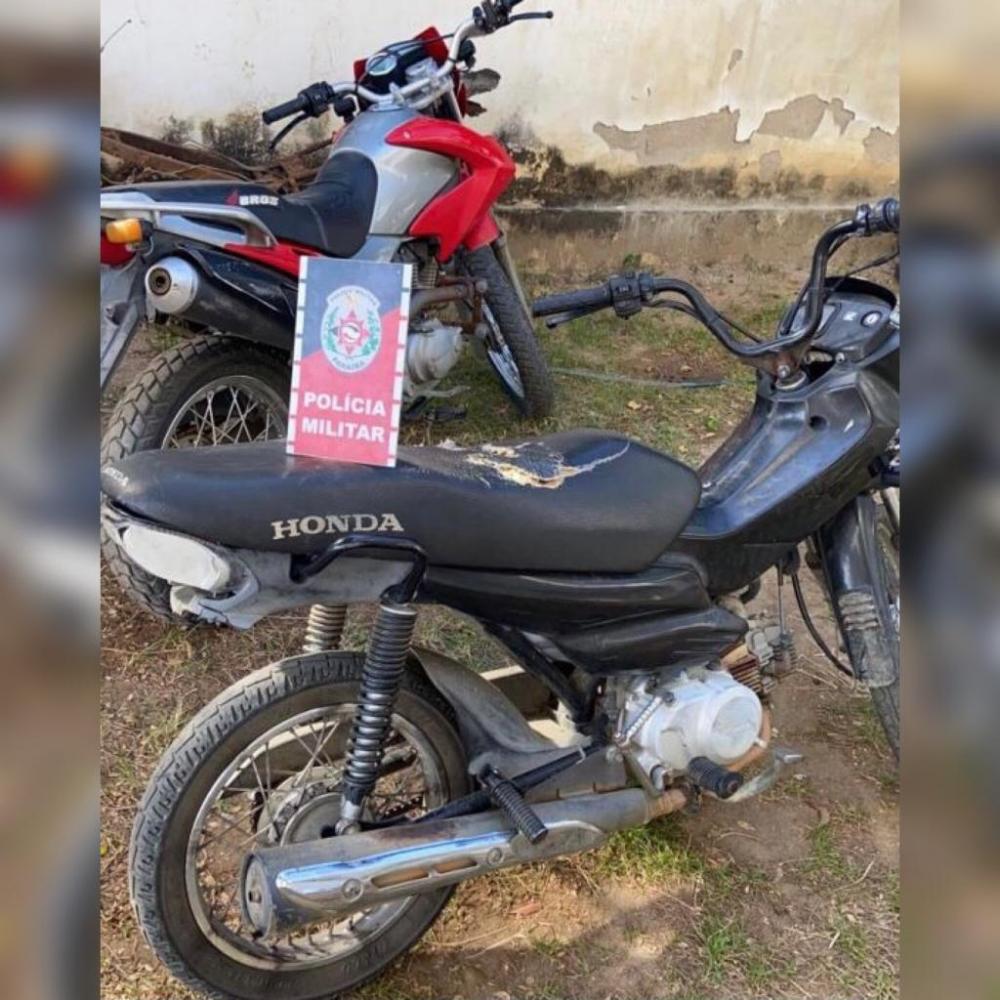 As motocicletas foram levadas à delegacia de Polícia Civil e após serem realizados os procedimentos de praxe foram entregues aos proprietários legítimos (Foto: Reprodução)