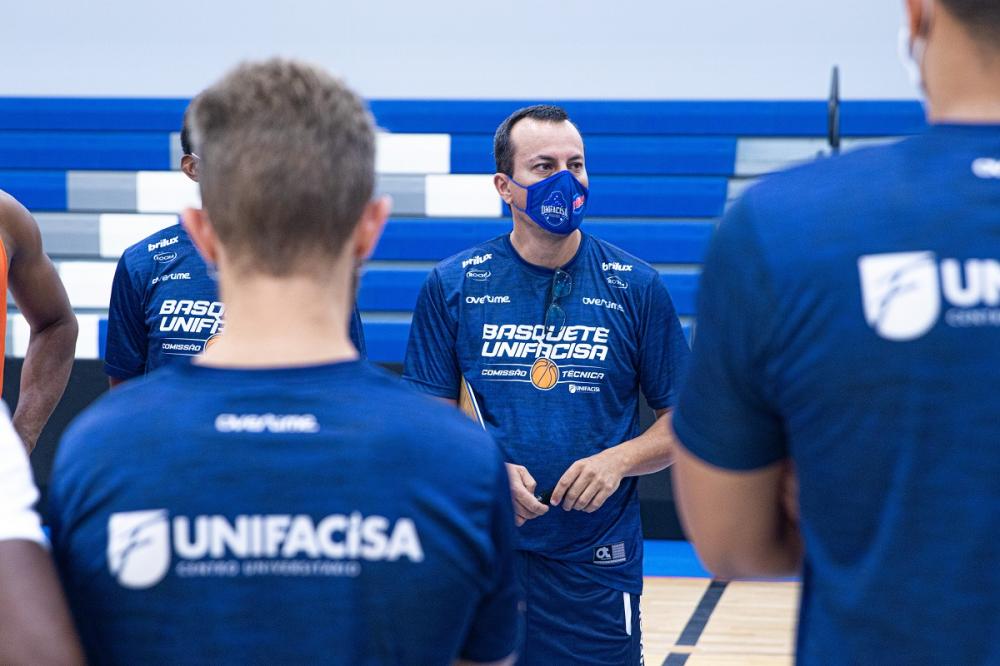 O técnico levou o time em uma campanha de 13 vitórias em 28 jogos, com resultados históricos para o basquete paraibano. (Foto: Reprodução).