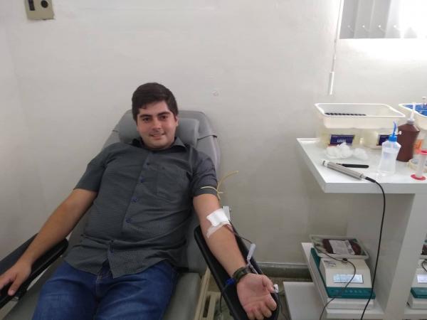 Redator do Portal Debate Paraíba doa sangue. (Foto: Redação).