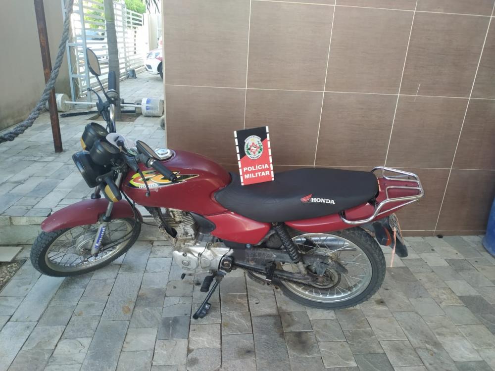 O veículo foi apreendido e conduzido até a Delegacia da Polícia Civil em Catolé do Rocha para serem adotadas as medidas cabíveis (Foto: Divulgação PMPB)